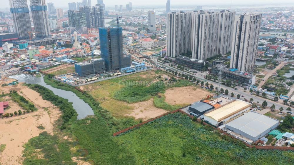 洪森大道富力金边中心城对面的优质开发用地出售 - Više