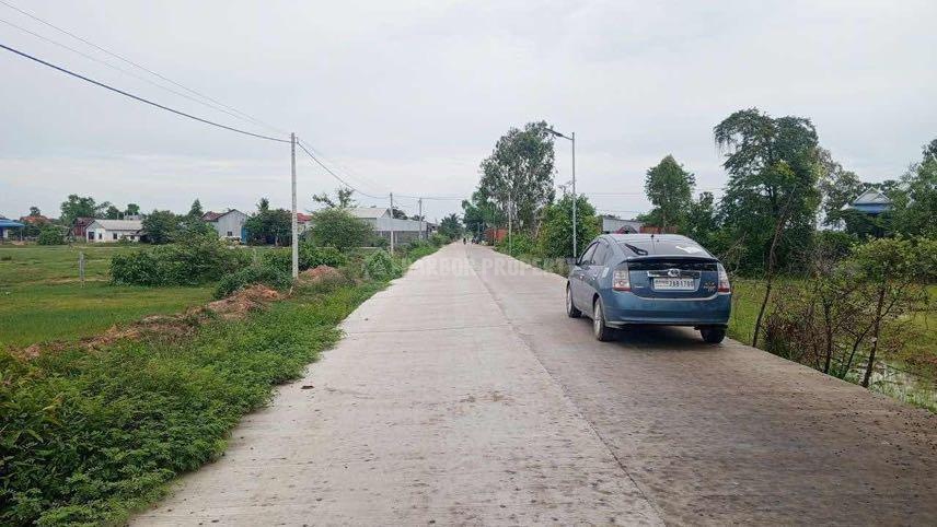 3号路33公里处土地出售27142平方米
土地面积：27142平方米
产权：硬卡一个地主（后面可以收价格更便宜）
路情况：水泥路：靠路边114米宽
出售价格：30$平 可以谈土地已经填了土
位置：3号路33公里进去1.8公里
合适 ：盖工厂，仓库，工业区，等等 - Ansicht 2