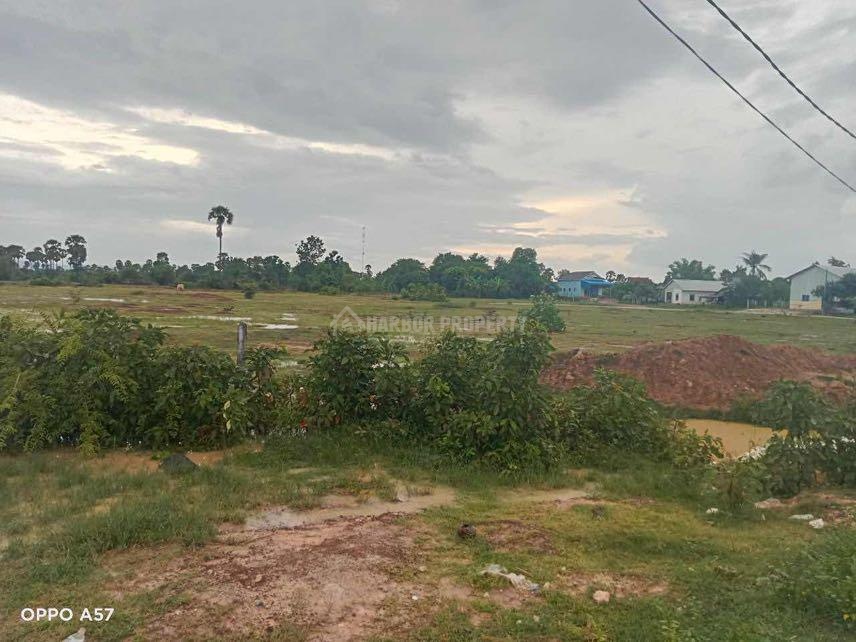 3号路33公里处土地出售27142平方米
土地面积：27142平方米
产权：硬卡一个地主（后面可以收价格更便宜）
路情况：水泥路：靠路边114米宽
出售价格：30$平 可以谈土地已经填了土
位置：3号路33公里进去1.8公里
合适 ：盖工厂，仓库，工业区，等等 - Ansicht 3