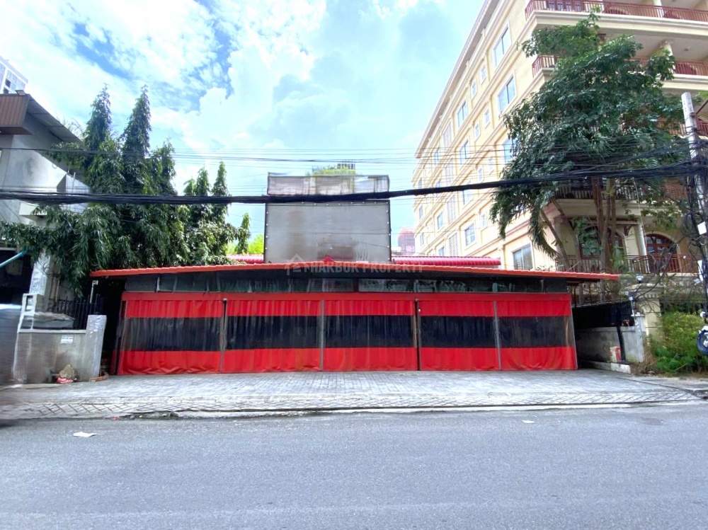 Üzlethelyiség, 561 m²